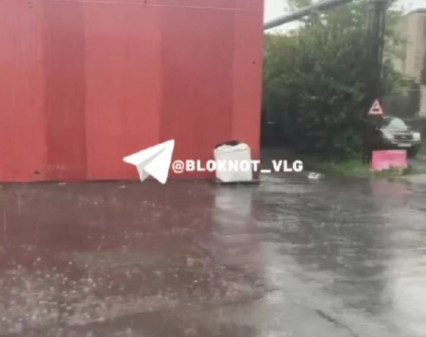 Ливень с градом обрушился на Волгоград