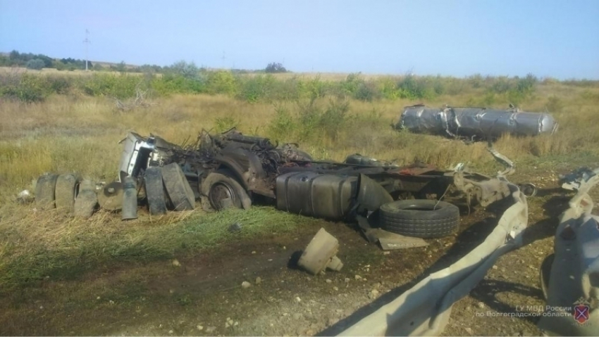 На трассе Сызрань-Саратов-Волгоград тягач с цистерной перевернулся в кювет: погиб водитель