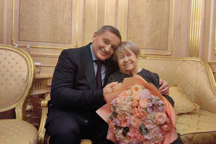 Губернатор Волгоградской области поздравил Пахмутову в Кремле