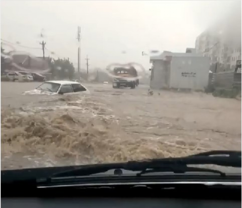  Плавающая машина на севере Волгограда попала на видео