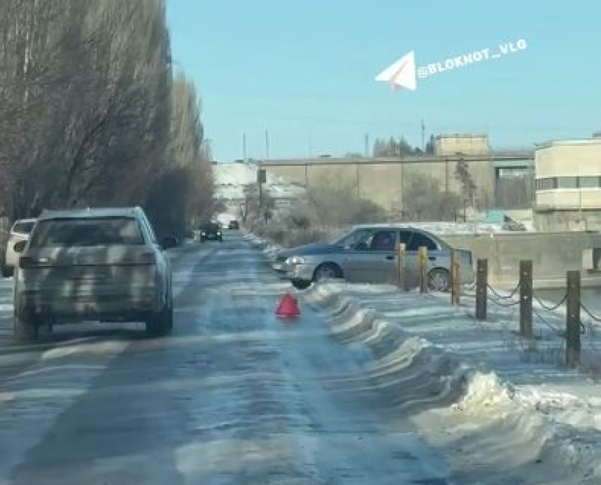 Машину едва не унесло в канал: элитный СНТ под Волгоградом остался без воды и ассенизаторов 