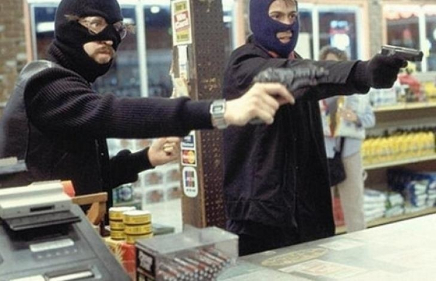 Вооруженные «взрывчаткой» и пистолетом двое друзей напали на «Империю цен» в Волгограде