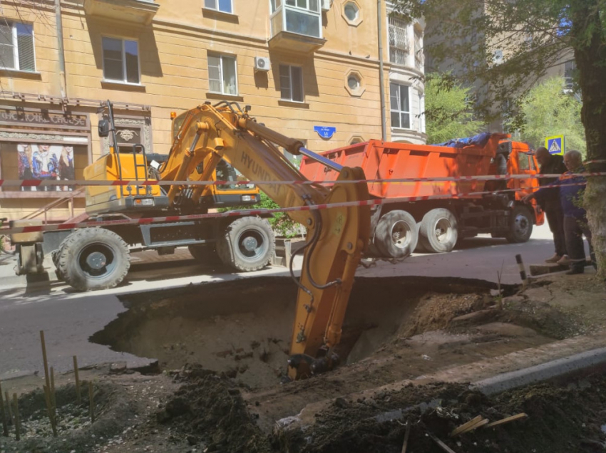 Дорога из-за провала рядом с обладминистрацией до сих пор перекрыта в Волгограде