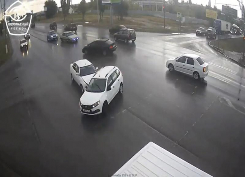 На видео попало тройное ДТП в Волгограде из-за водителя, игнорировавшего правила