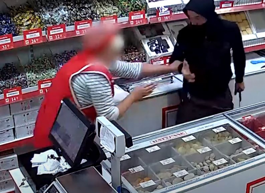 На видео попало, как продавец кричит и бьет консервной банкой грабителя в Волгоградской области