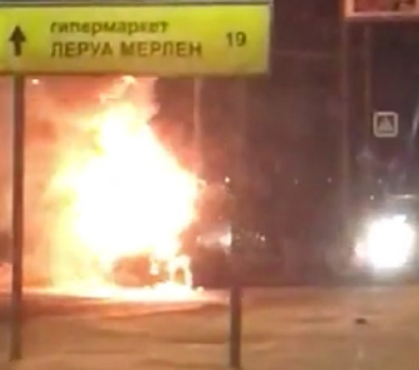 Очевидцы сообщают о загоревшемся в Волгограде автобусе