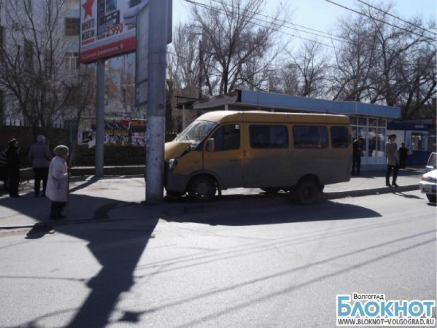 На севере Волгограда маршрутка врезалась в столб: пострадал пассажир