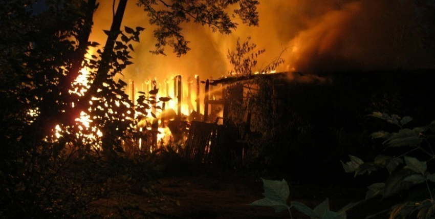 В Волгограде женщина разведенным костром сожгла собственный сарай 