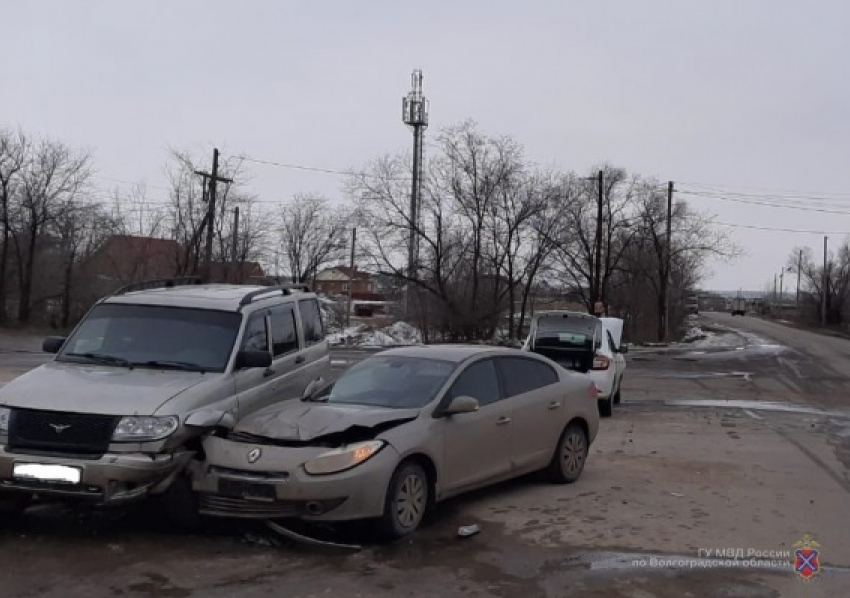 В тройном ДТП с УАЗом под Волгоградом пострадали два человека