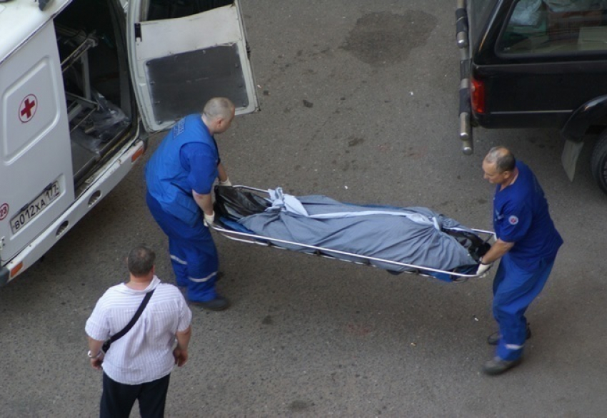 В центре Волгограда мужчина купил продукты и умер возле магазина 