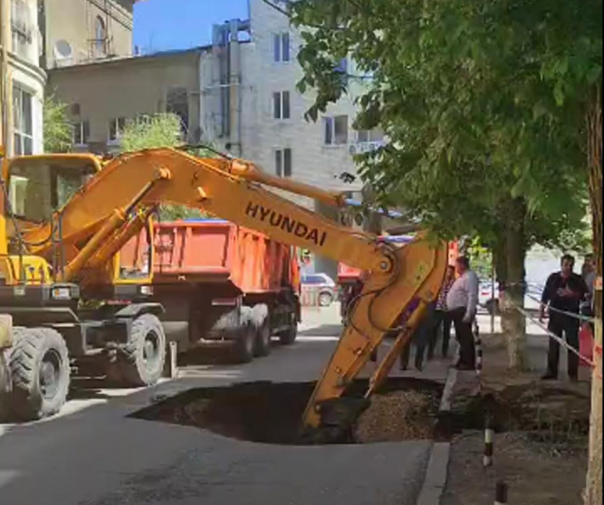 Спецтехника устраняет огромный провал на дороге за Волгоградской областной администрацией