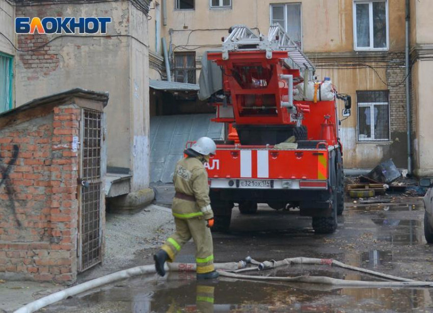 Двух девушек спасли из пожара в общежитии в Волгограде