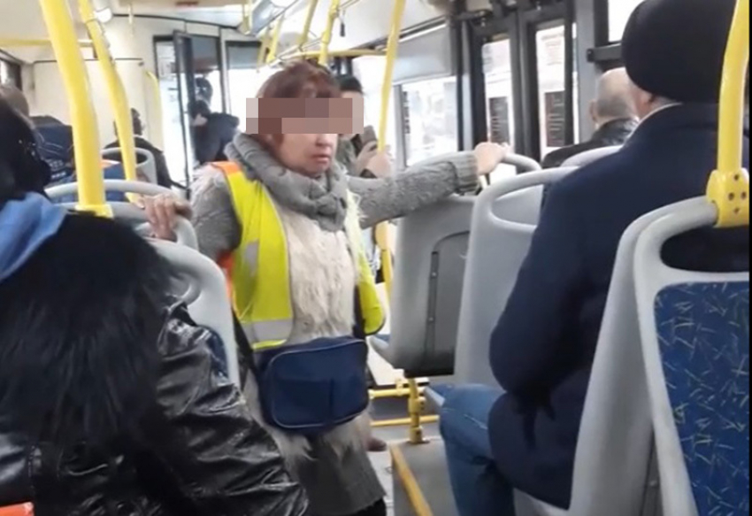 На видео попал скандал из-за открытой форточки в автобусе между кондуктором и пассажирами в Волгограде