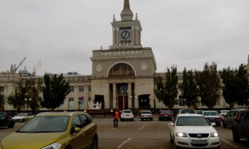 Подъезд к вокзалу в центре Волгограда перекрыли блоками и тяжелой техникой