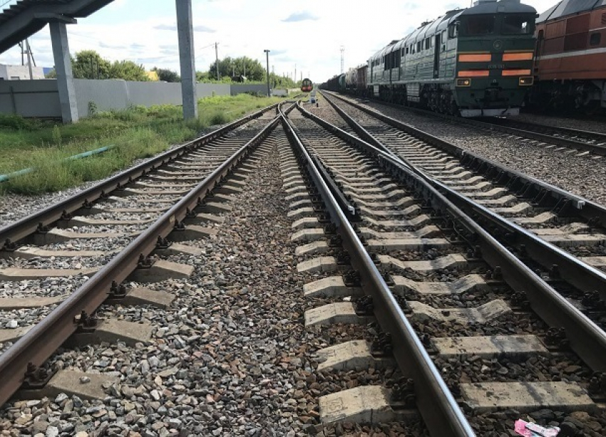 Поезд сбил 12-летнего подростка на юге Волгограда