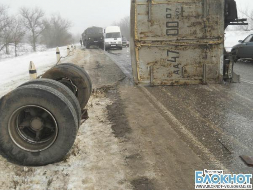В Волгоградской области водитель попал в ДТП, уворачиваясь от разваливающегося грузовика