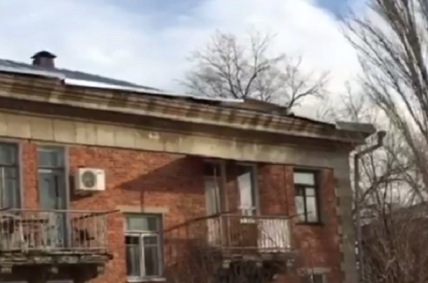 В Волгограде фонд капремонта сваливает на подрядчика вину за разваливающуюся крышу