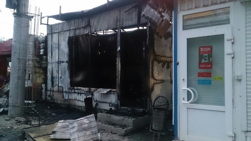 В Волгограде ночью сожгли офис микрозаймов и скупку