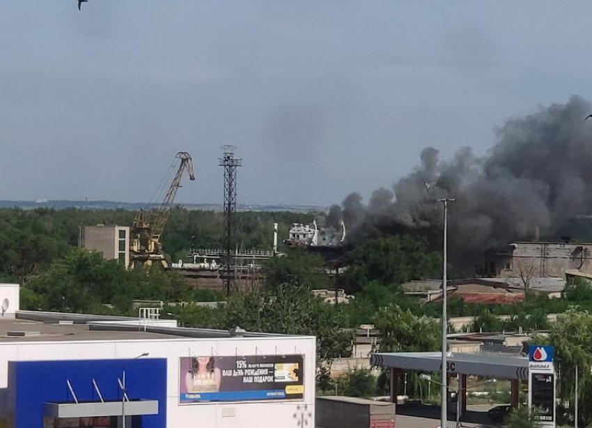 На судостроительном заводе в Волгограде загорелась баржа