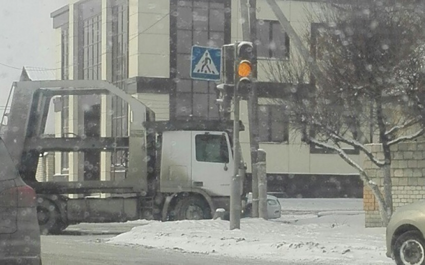 Автовоз протаранил столб в Волгограде 