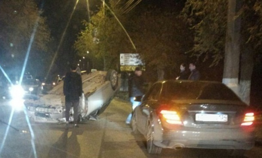 В центре Волгограда автомобиль перевернулся на крышу после аварии