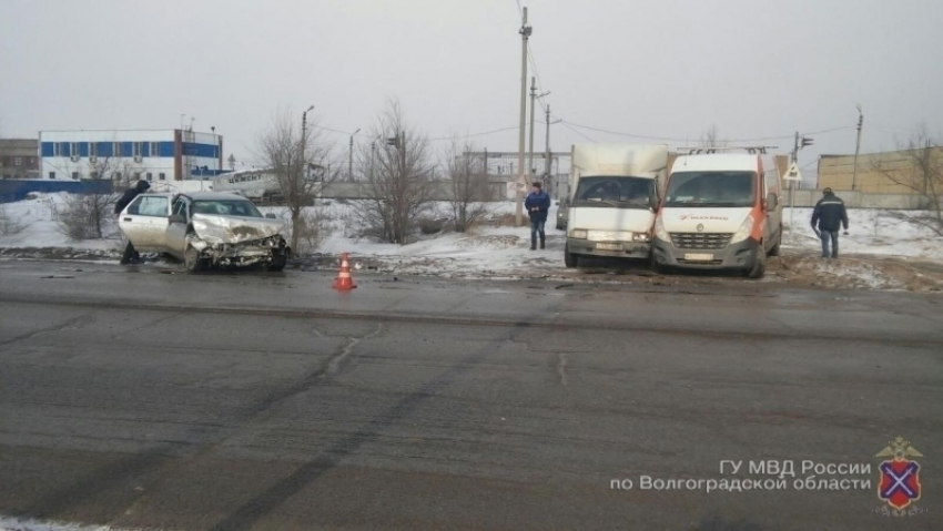 В Волгограде 50-летний водитель «Рено» устроил тройное ДТП: двое в больнице 