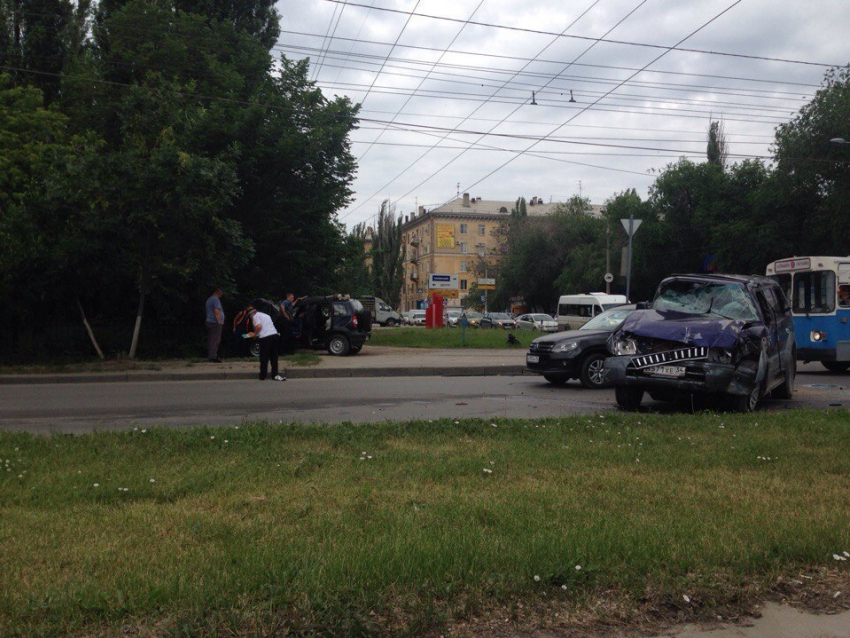 Cмертельное ДТП с Toyota Land Cruiser и «Нивой» попало на видео в Волгограде