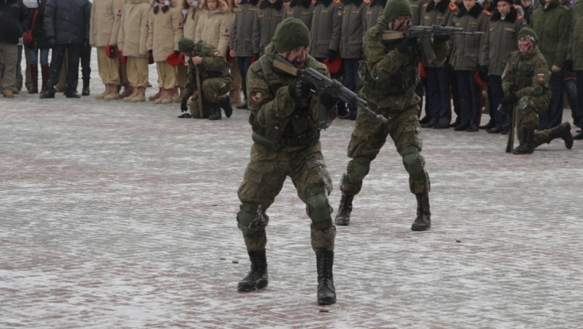 Разведчики устроили стрельбу возле музея-панорамы в Волгограде