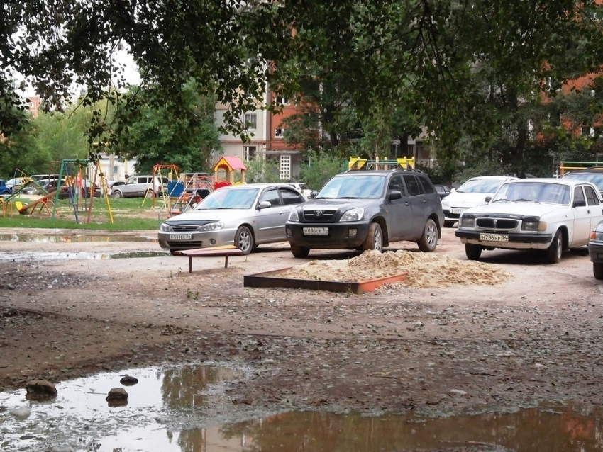 Волгоградские детские площадки превращаются в нелегальные парковки