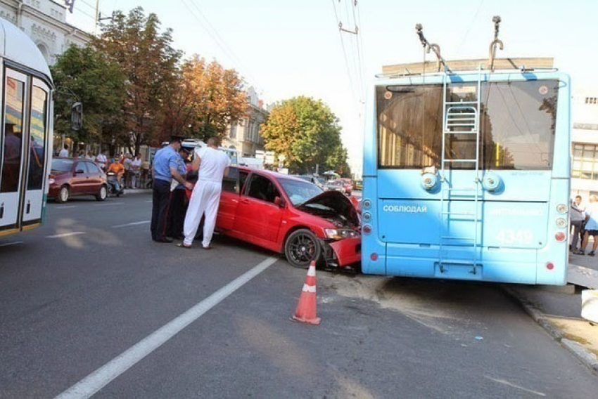  В Волгограде Citroen врезался в троллейбус: 1 пострадал 