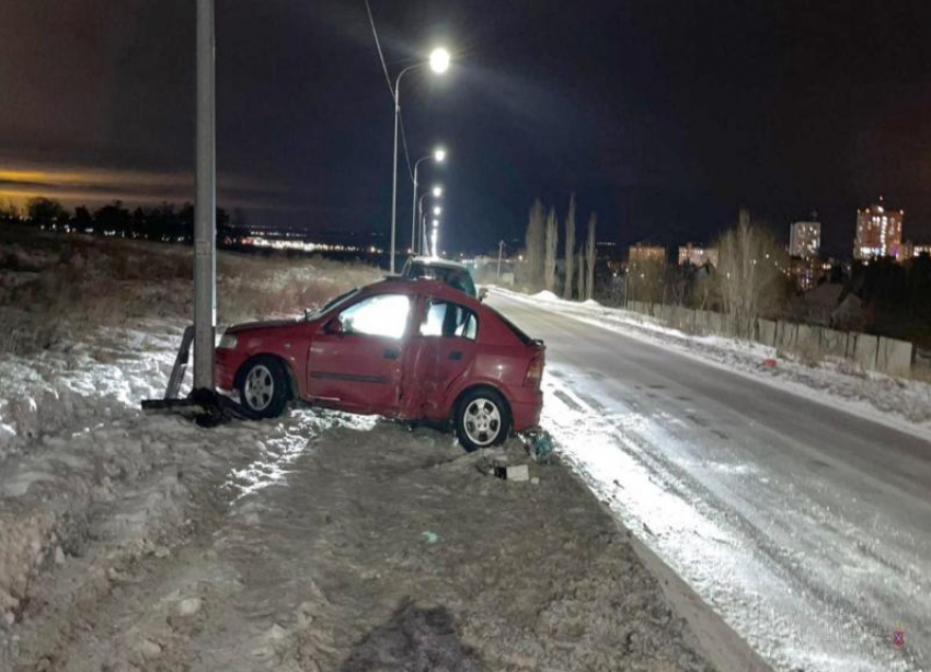 19-летний парень за рулем Opel протаранил столб в Волгограде