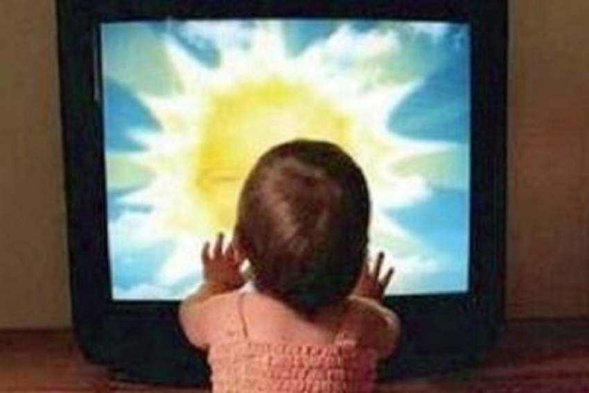 На юге Волгограда 2-летняя девочка едва не умерла под телевизором