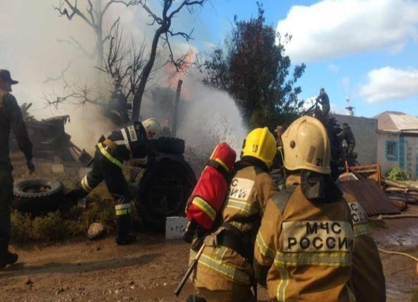 Мужчина погиб, еще один человек выжил при пожаре в доме в Волгоградской области