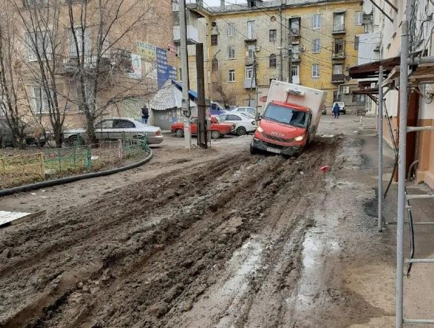 Фургон провалился в грязевую колею в Волгограде