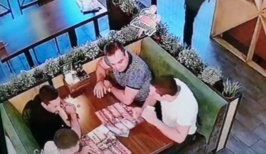 Съели «поляну» из шашлыка и сбежали: в Волгограде за вознаграждение ищут четырех мужчин с видео