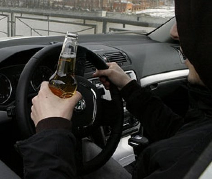 Пьяный волгоградец разбил ногами лобовое стекло автомобиля сотрудников ДПС