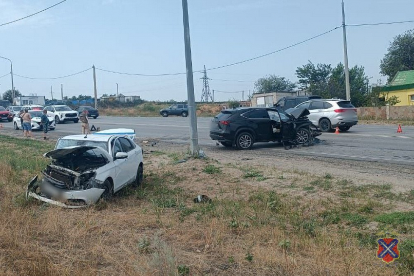 Три машины размотало в щепки на Третьей Продольной в Волгограде