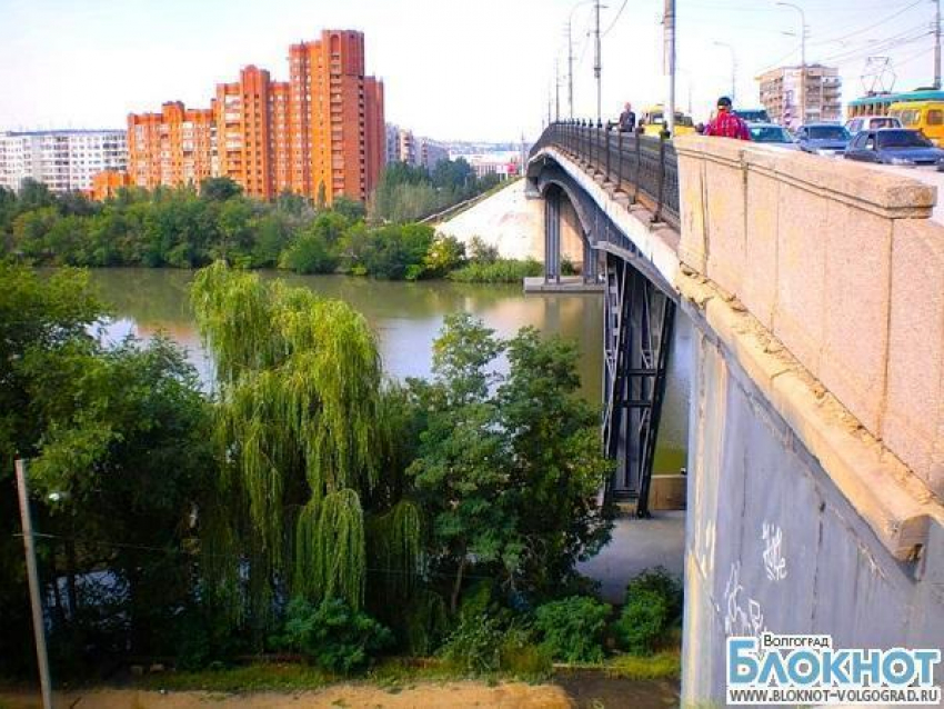 Красноармейский район Волгограда парализован ремонтом моста