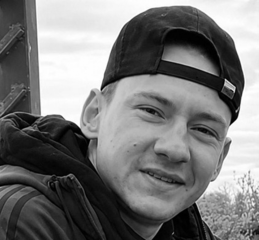 Пропавшего молодого парня нашли мертвым за ТЦ на юге Волгограда 