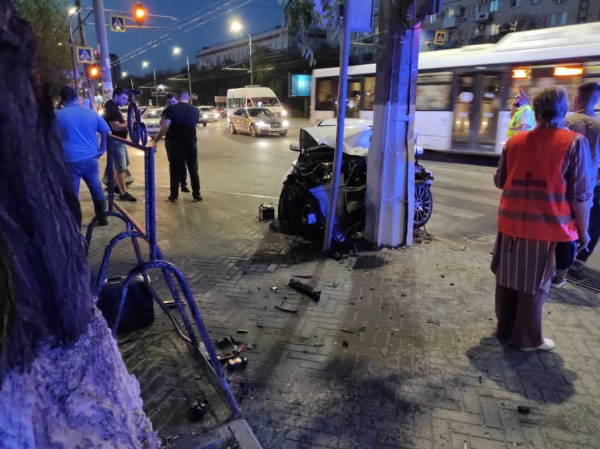 Металлическое крошево из машин: фото автокатастрофы в центре  Волгограда