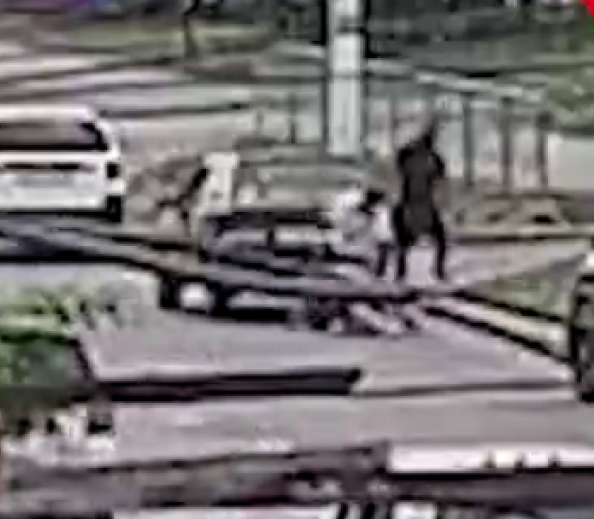 Завалил одним ударом: полное видео расправы над любителем подрезать в Волгограде