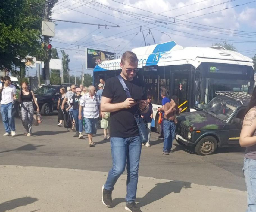Столкновение «Нивы» и троллейбуса в центре Волгограда попало на видео