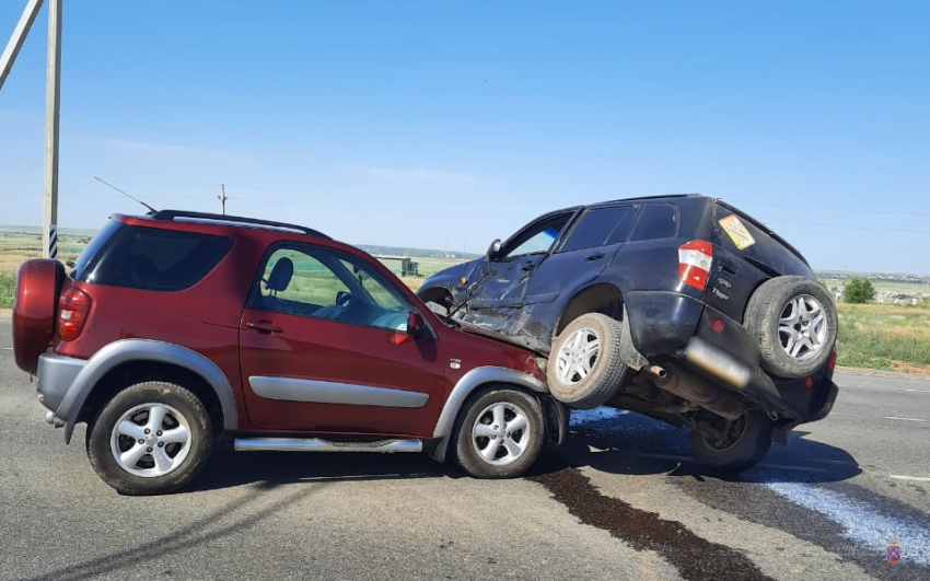 Легковушка повисла на капоте Toyota под Волгоградом, в больнице 3-летний мальчик: видео 