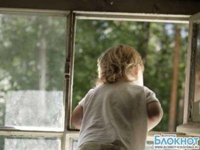 В Волжском двое детей выпали из окна