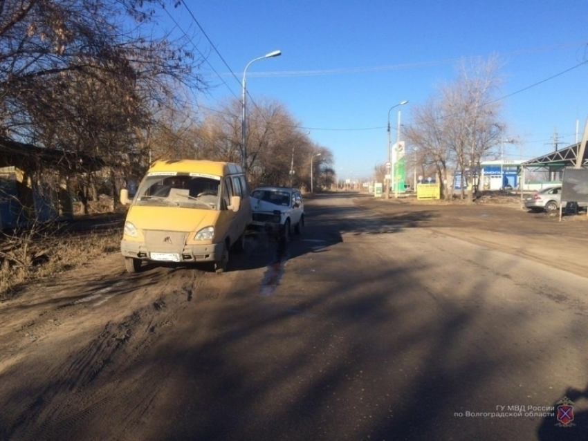 В Волгограде «Нива» протаранила маршрутку: пострадали два человека