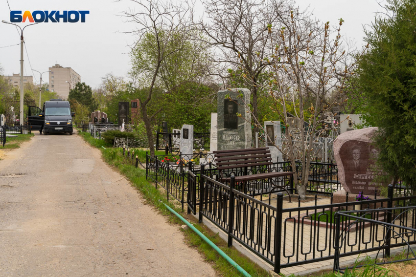 "Пощипали травку и ушли": почему ограничен въезд на кладбища Волгограда перед Пасхой