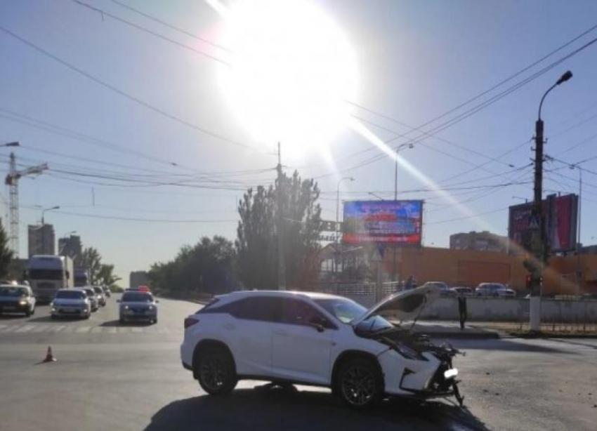 Тройное ДТП устроил водитель за рулем «четверки» в Волгограде: три человека в больнице