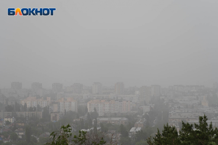 Пыльная буря с Казахстана движется  на Волгоград