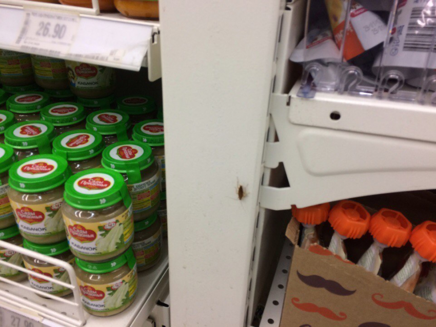 Жителей Волгограда шокировали тараканы в отделе детского питания 