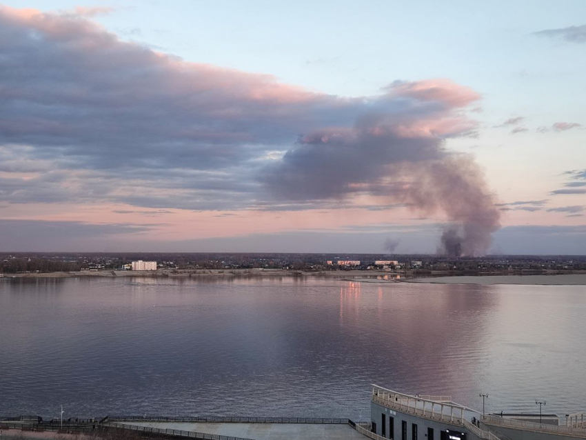 Бушующий пожар в Краснослободске напугал волгоградцев — видео